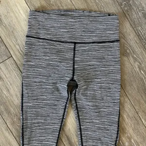 Athleta Ultimate Linear Lines Capri Leggings Size Small thumbnail 3