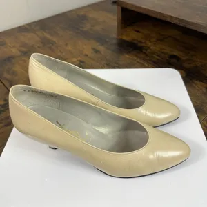 Yves Saint Laurent Pumps Womens 35 US 5 Beige Leather Kitten Heel Closed Toe thumbnail 9