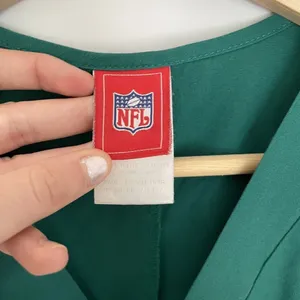 NFL nurse sz L gophers scrubs green‎ short sleeved top v-neck lightweight thumbnail 3