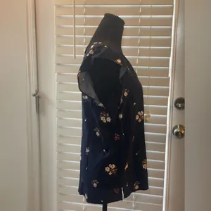 Loft ruffle edge sleeve top. Navy with coral and white floral print. Size M thumbnail 3