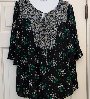 Ann Taylor chiffon navy and Green Women's Top floral flowy blouse keyhole top thumbnail 1