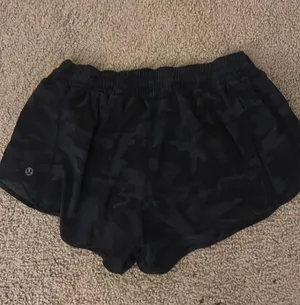 2 1/2 inch lululemon camo shorts size 10 thumbnail 3