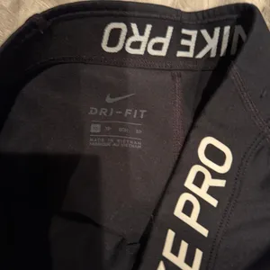 Nike Pro Dri-FIT Black Cropped Leggings /‎ Capri Tights – Women’s Size XS thumbnail 3
