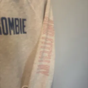 Abercrombie & Fitch Cropped Long Sleeve Crewneck Logo Sweatshirt - size XS thumbnail 3