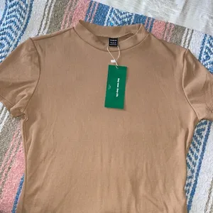 Tan mock neck tee Size L thumbnail 1