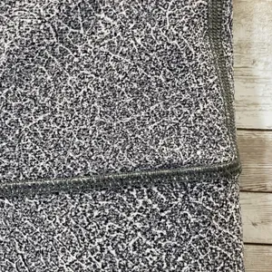Lululemon Womens 8 Leggings Wunder‎ Under Crop Fractal Alpine White Black Gray thumbnail 3