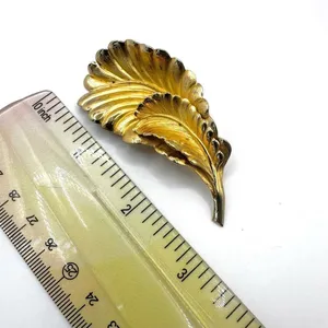 Gold tone vintage double feather brooch thumbnail 3