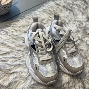Reebok Adorable chunky sneakers in neutral tones (white, beige, with navy accents) 🤍 Stylish, comfy, and perfect for everyday wear 👟💕 ✔️ Lightweight and comfortable ✔️ Lace-up closure ✔️ Trendy chunky style ✔️ Gently used, in great condition 💖 Perfect for school, outings, or casual outfits 💖 Easy to match with dresses, jeans, or sets thumbnail 6