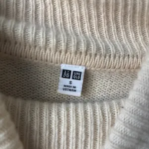 Womens Uniqlo 100% wool cream ivory turtleneck long sleeve sweater Small thumbnail 4