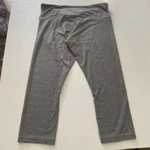 Lululemon Gray Cropped Leggings Size 10 Athleisure Activewear Yoga Pants thumbnail 3