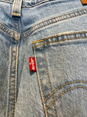 Levi’s wedgie straight Jeans with Distressed Knee size 28/28. thumbnail 9