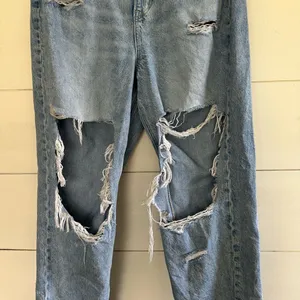 American Eagle Women’s 12 Short Highest Rise 90s Boyfriend Very Distressed Jeans thumbnail 2