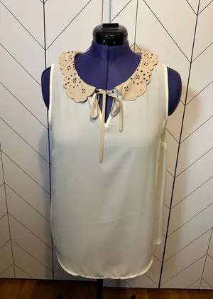 LC Lauren Conrad Women’s Large Sleeveless Keyhole Floral Ruffle White Top thumbnail 1