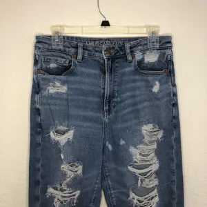 12 Long American Eagle Outfitters High-Rise Distressed Blue Mom Jeans thumbnail 3