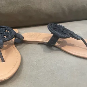 Daisy Fuentes Black and Tan Sandals with Classic Slip-On Design thumbnail 3