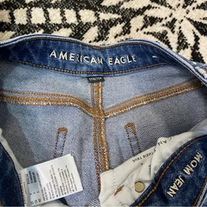 American Eagle Distressed Ripped Knee Mom Jeans size 4 thumbnail 11