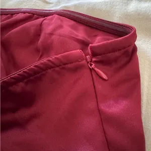 NEW!!‎ PrettyLittleThing Cherry Red Satin Bandeau Split Hem Bodycon Dress thumbnail 6