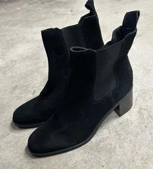 STEVE MADDEN Rhiannon Chelsea Black Suede Boots Womens Size 6.5M thumbnail 1