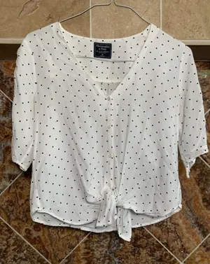Abercrombie & Fitch White Polka Dot Tie Front Crop Top 3/4 Sleeve Size Medium thumbnail 1