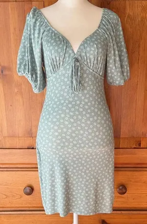 Mistyrose Elegant Green Floral Dress. Stretchy. Comfortable. Sweet. Size L. thumbnail 1