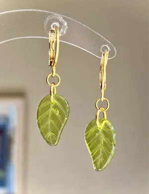 Handmade fairy forest vintage retro aesthetic style simple Czech glass leaf dangle earrings🍃💚 thumbnail 1
