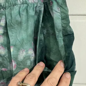Sweaty Betty Green and Pink Tie-Dye Athletic Shorts thumbnail 3