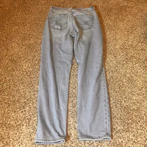 American Eagle Outfitters Mom Jeans Light Wash‎ Distressed High Rise Size 4 thumbnail 8