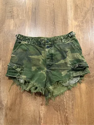 Free People Commando Cutoff High-Waist Camo Cargo Shorts - Green size 8 thumbnail 4