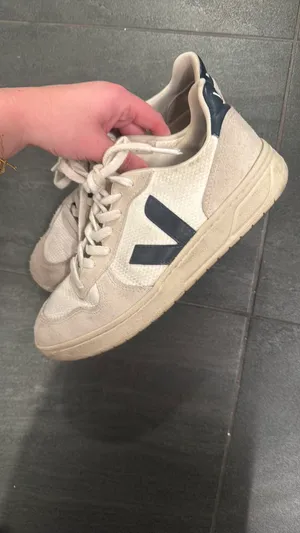 VEJA Sneakers thumbnail 2