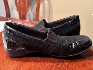 Clarks Everyday Womens size 10 Slip On Suede Black Patent Heel Loafers thumbnail 9