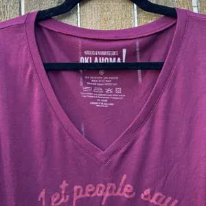 Broadway Oklahoma! Musical Graphic T-Shirt Women’s M Burgundy V-Neck Theater Tee thumbnail 4