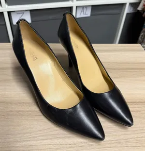 Michael Kors Classic Pointed Toe Pumpe Black Women's Heels thumbnail 1