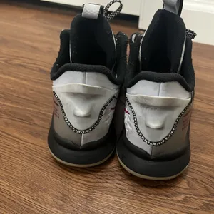 Nike Grey Fireberry Lebron Witness 5 GS Sneakers 3.5 Y/5 Women’s thumbnail 2