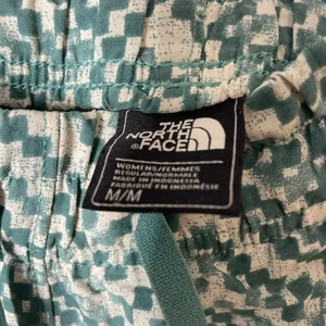 The North Face Green White Athletic Shorts Geometric Logo Medium Excellent Cond thumbnail 6