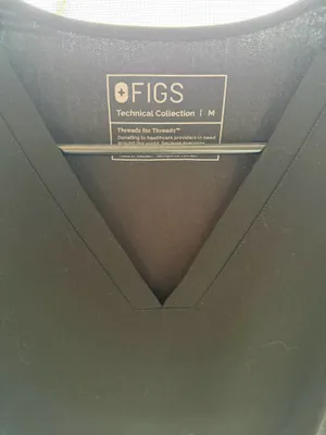 FIGS Top Three-Pocket Black  thumbnail 3