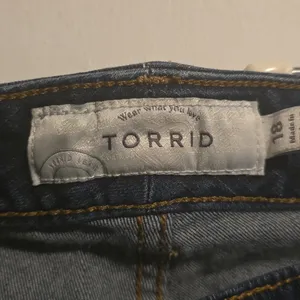 torrid Dark to Medium Wash Distressed Denim Bermuda Shorts thumbnail 5