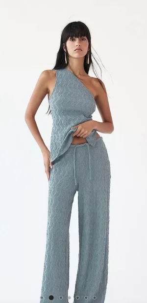 Flowing pants with an elastic waistband and textured thumbnail 1