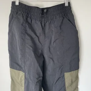 Nike Women's City Utility Zip Cuff Track Pants Athletic Black Green Size Medium thumbnail 3