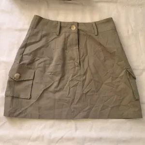 Mint green khaki cargo mini skirt with pockets Measurement in pics thumbnail 1