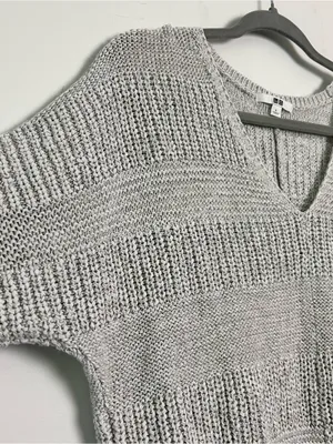 Uniqlo|Light Gray V-Neck Short Sleeve Knit Sweater sz L thumbnail 6