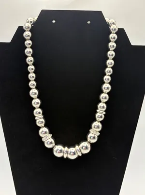 Nine West Graduated‎ Bead Necklace Womens OS Silver Tone Chunky Toggle Statement thumbnail 1