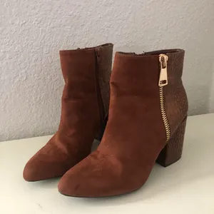 Western Brown Faux Croc Leather Suede Ankle Boots Booties Pointed Toe Block Heels Festival Concert Streetwear Casual Boho Gold Zipper Accents Sz 7.5 thumbnail 2