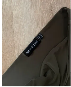 PrettyLittleThing Khaki One-Shoulder Cutout Crop Top Size 2 thumbnail 4