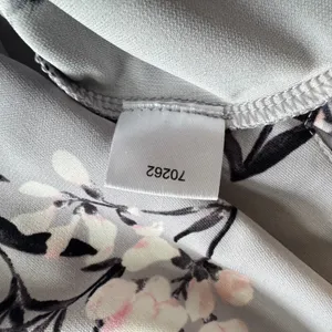 Ann Taylor Blouse Sz S Gray Floral Flutter Elbow Length Sleeve Split Neckline thumbnail 8