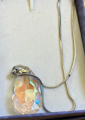 FINAL MARKDOWN Elegant crystal drop thumbnail 1