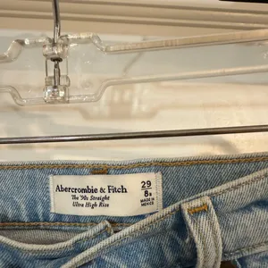 Abercrombie The ‘90s Straight Uktra High Rise Ripped Knee Jean thumbnail 2
