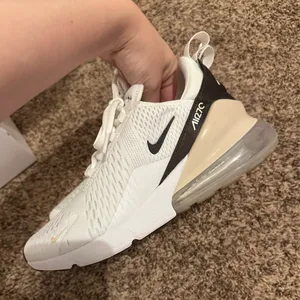Women’s Nike Air Max 270 Shoes thumbnail 1