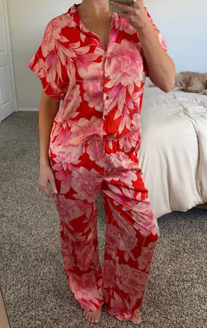 Sofia Vergara Pink and red floral pajamas thumbnail 1