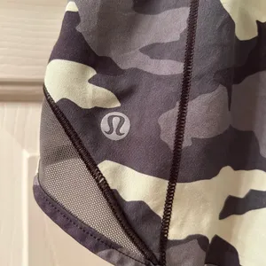 Lululemon Hotty Hot Shorts 4” Low Rise Size 6 Heritage 365 Camo Crispin Green thumbnail 5
