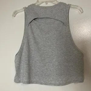 Lululemon light grey cropped active keyhole back tank size 4 thumbnail 2